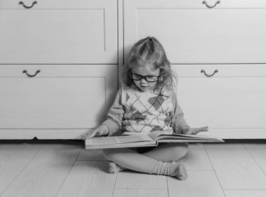  gözlük bebek kız siyah beyaz bir kitapla