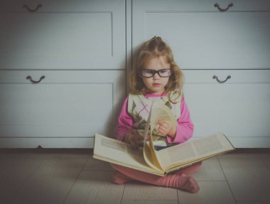 gözlük kız çocuk tarafından okunan ilginç bir kitap