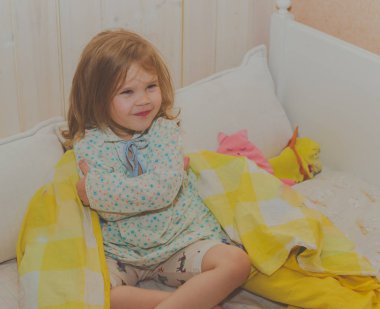 beşik kendini tutan bir bebek kız oturur