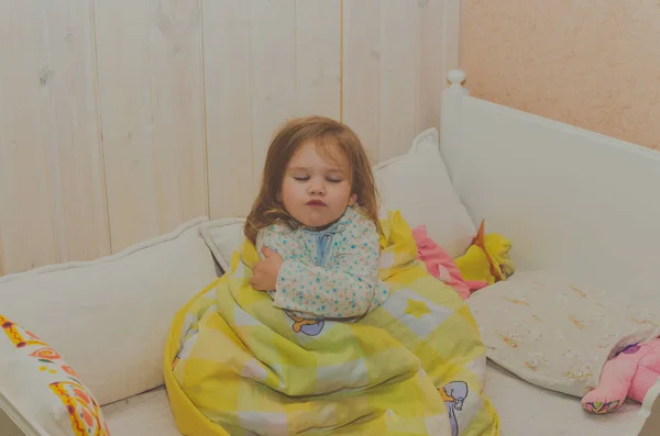 Beşik Bebek kız bir battaniye ile kaplı, uyumak istemeyen — Stok fotoğraf