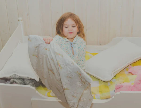 In de wieg niet te willen slapen, verwende baby GIR — Stockfoto
