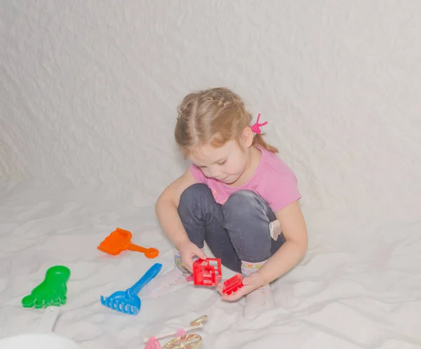 De zoutgrot meisje kind plezier spelen — Stockfoto