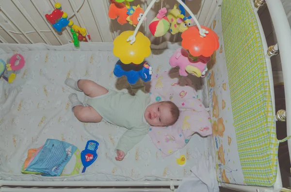 Bébé couché dans la crèche pleurant — Photo