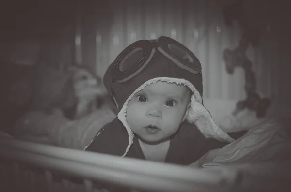 Pretty Baby ligt in een kinderbedje in de dop pilo — Stockfoto