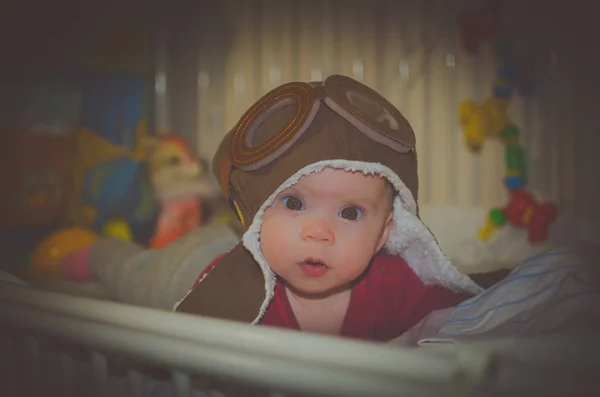 Le bébé dans le chapeau du pilote regarde la caméra — Photo