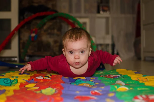 L'enfant allergique sur le sol après l'ingestion — Photo