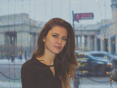  Penceredeki şehrin güzel kız