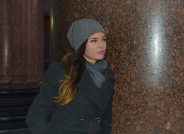 column yakınındaki bir kap içinde güzel bir kızın portresi