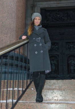 tam büyüme şapkalı güzel kız portresi