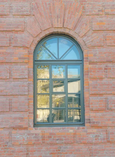 บ้านอิฐเก่าที่มีหน้าต่างในสไตล์คาทอลิก — ภาพถ่ายสต็อก