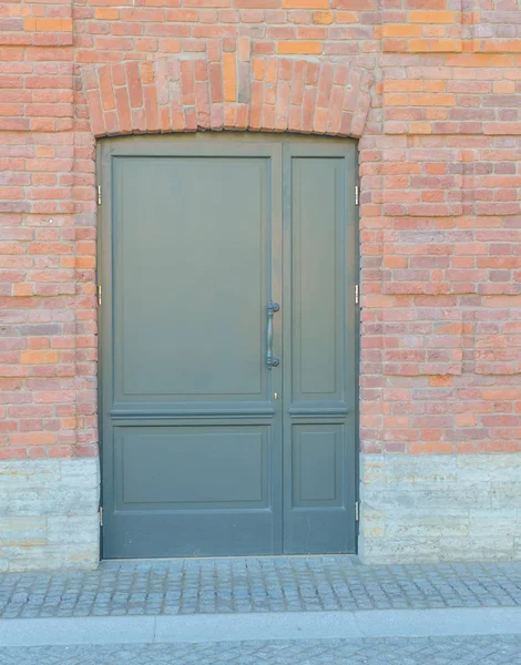 धातु दरवाजे के साथ एक पुराना ईंट घर — स्टॉक फ़ोटो, इमेज
