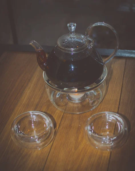 Su una teiera riscaldata candela tea business, culturale, due tazze — Foto Stock