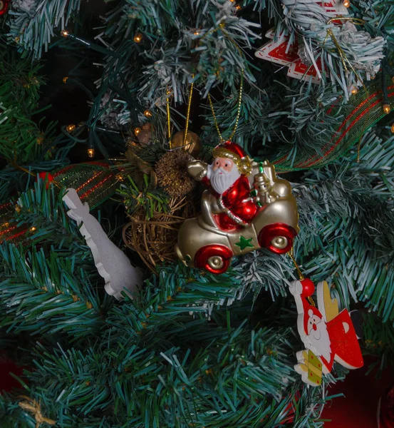 Mikołaja na samochód świąteczne zabawki wiszące na choince — Zdjęcie stockowe