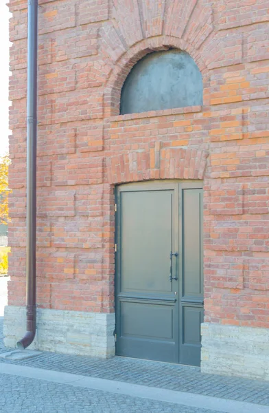 ประตูเหล็กและบ้านอิฐแดง — ภาพถ่ายสต็อก