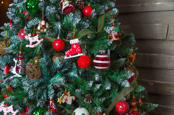 Juguetes y árbol de Navidad — Foto de Stock