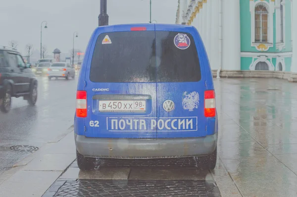 Россия, Санкт-Петербург, 24 ноября 2016 года, почтовый вагон возле дороги — стоковое фото