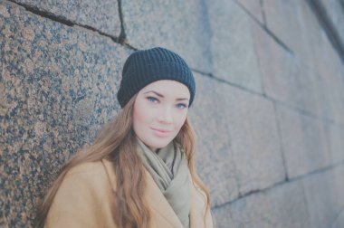 yakınındaki taş duvar güzel kız