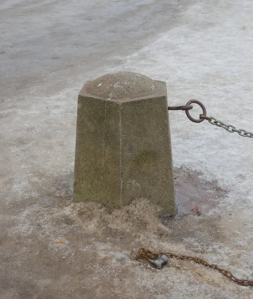 Κοντινό φράχτη χιονιού από πέτρα με αλυσίδες και κλειδαριά — Φωτογραφία Αρχείου