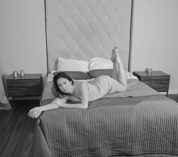 Noir et blanc, belle fille en chemise de nuit dans la chambre d'hôtel — Photo