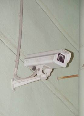 sokakta duvardaki bir gözetleme kamerası