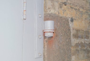 Kapıda bir büyük kapı döner menteşe