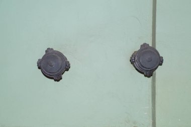 bir yangın musluğu duvardan yapışmasını boru