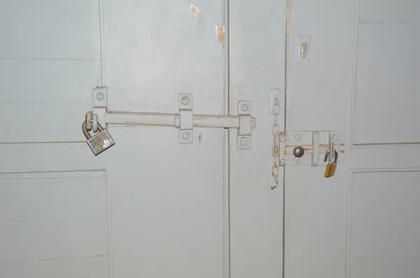 En la puerta con la puerta hay una gran cerradura con un cerrojo — Foto de Stock