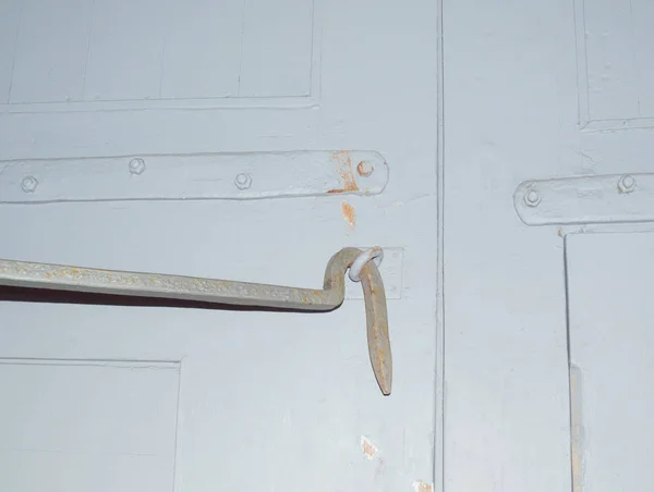 ประตูถูกล็อคบนตะขอนิรภัย — ภาพถ่ายสต็อก