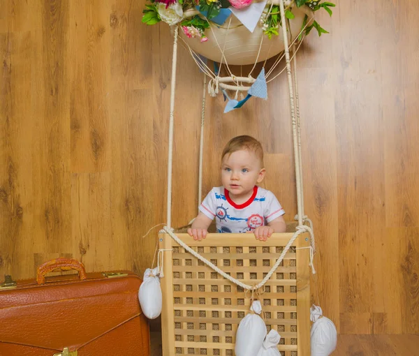 Babyjongen droomt van een reis in een ballon — Stockfoto