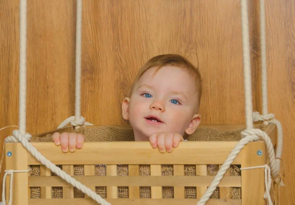 En la cesta del globo, jugando a ser un niño — Foto de Stock