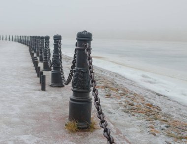  Nehir manzaralı bir gezinti alanı, demir döşeyen liman önü zincirleri.