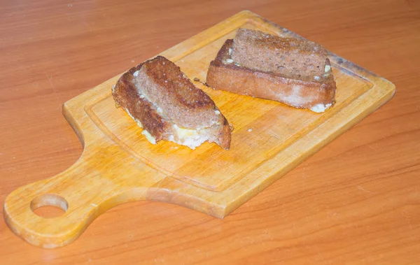 Sandwich dari roti goreng dengan telur, Sarapan . — Stok Foto