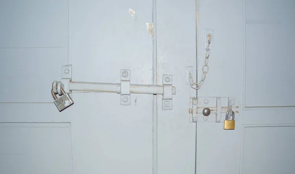 La cerradura HASP en la puerta de la puerta y la puerta —  Fotos de Stock