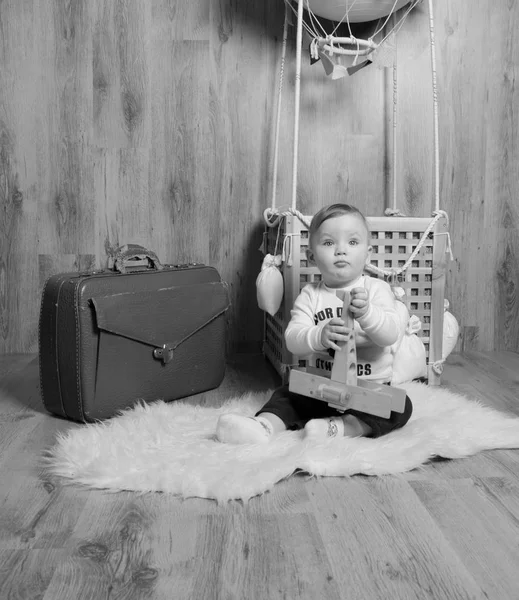 풍선의 바구니에 있는 그 아이가 놀고, 흑백 — 스톡 사진