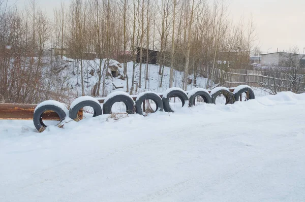 Pneus velhos em vez de proteger as estradas no inverno — Fotografia de Stock