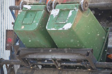   Çit Ahşap falls aşağı ve arka bacakları yapılmış içinde belgili tanımlık kış