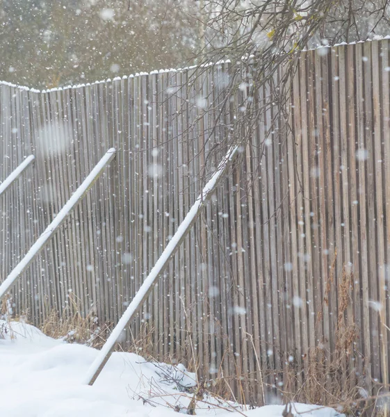 Cerca feita de madeira cai e suas pernas para trás no inverno — Fotografia de Stock