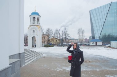 Ortodoks Kilisesi, bir mümin, bir başörtüsü bir kız önünde vaftiz ayakta