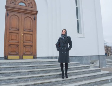 portre, beyaz bina bir başörtüsü güzel bir kız