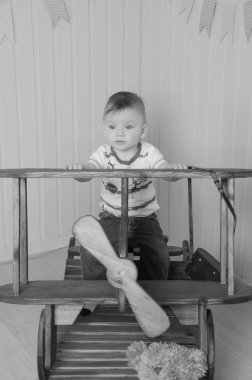 yakın çekim, büyük bir uçakta oturan bebek çocuk, siyah ve beyaz