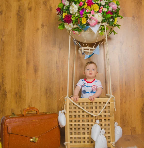 In de mand van de ballon vlucht dromen van een jongen baby — Stockfoto