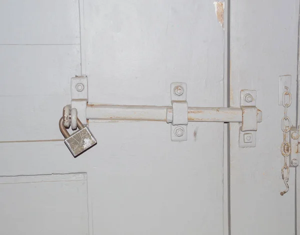 A fechadura HASP na porta da porta — Fotografia de Stock