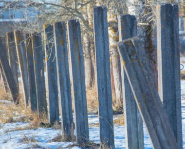 nerede beton sütun kazdık kar ile çayır.