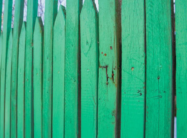 พื้นหลัง, รั้วไม้เก่าสีเขียว . — ภาพถ่ายสต็อก