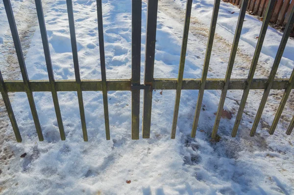 Portão de aço velho em preto, em winter.j — Fotografia de Stock