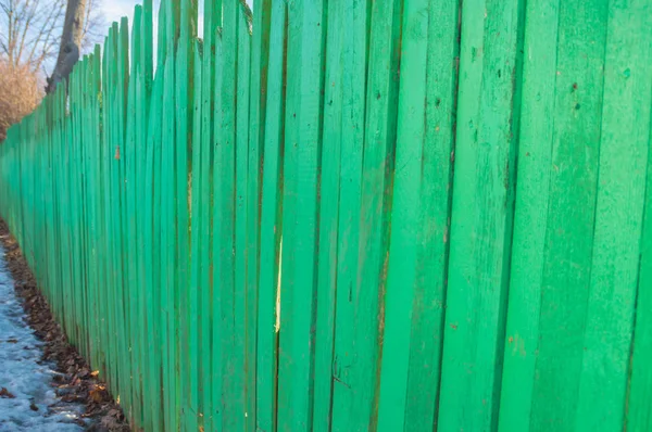 รั้วไม้เก่า สีเขียว เนื้อเยื่อ — ภาพถ่ายสต็อก