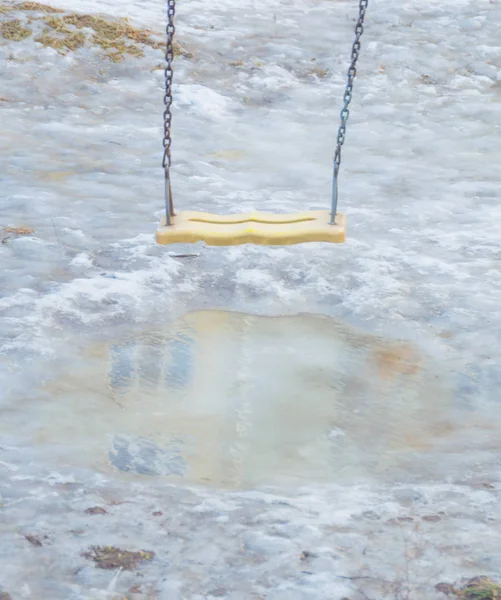 Sobre gelo derretido o balanço da poça — Fotografia de Stock