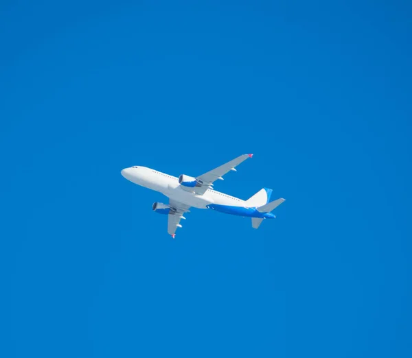Vliegtuig op een achtergrond van blauwe zonder een wolk aan de hemel — Stockfoto