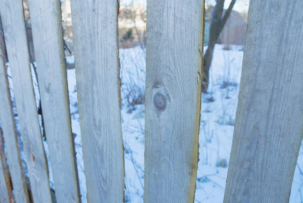 Cerca de madeira com neve no inverno . — Fotografia de Stock
