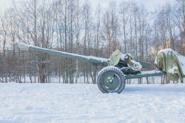  varil tanksavar topu gökyüzüne bakarak
